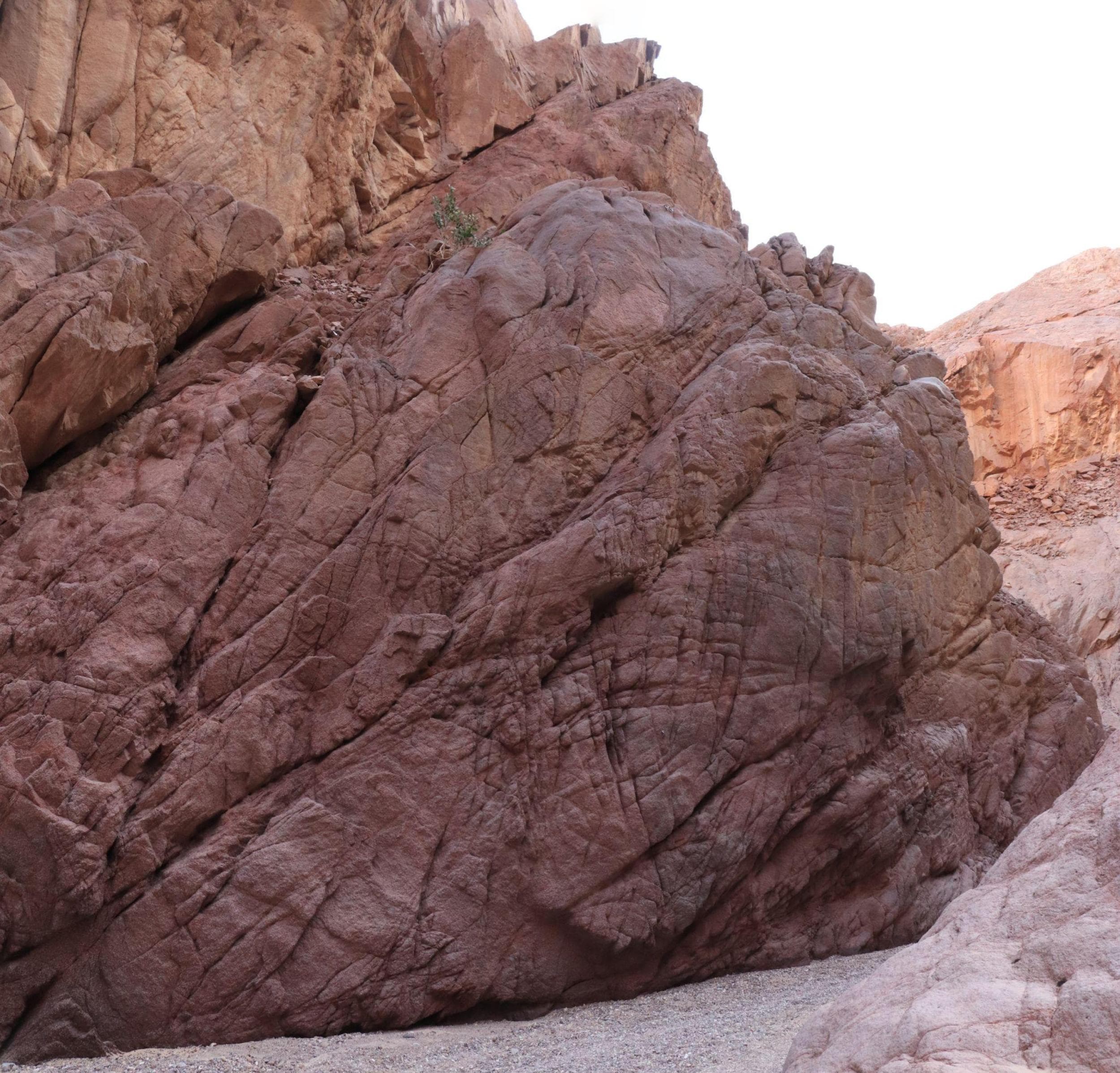 Topo: Younus Wall